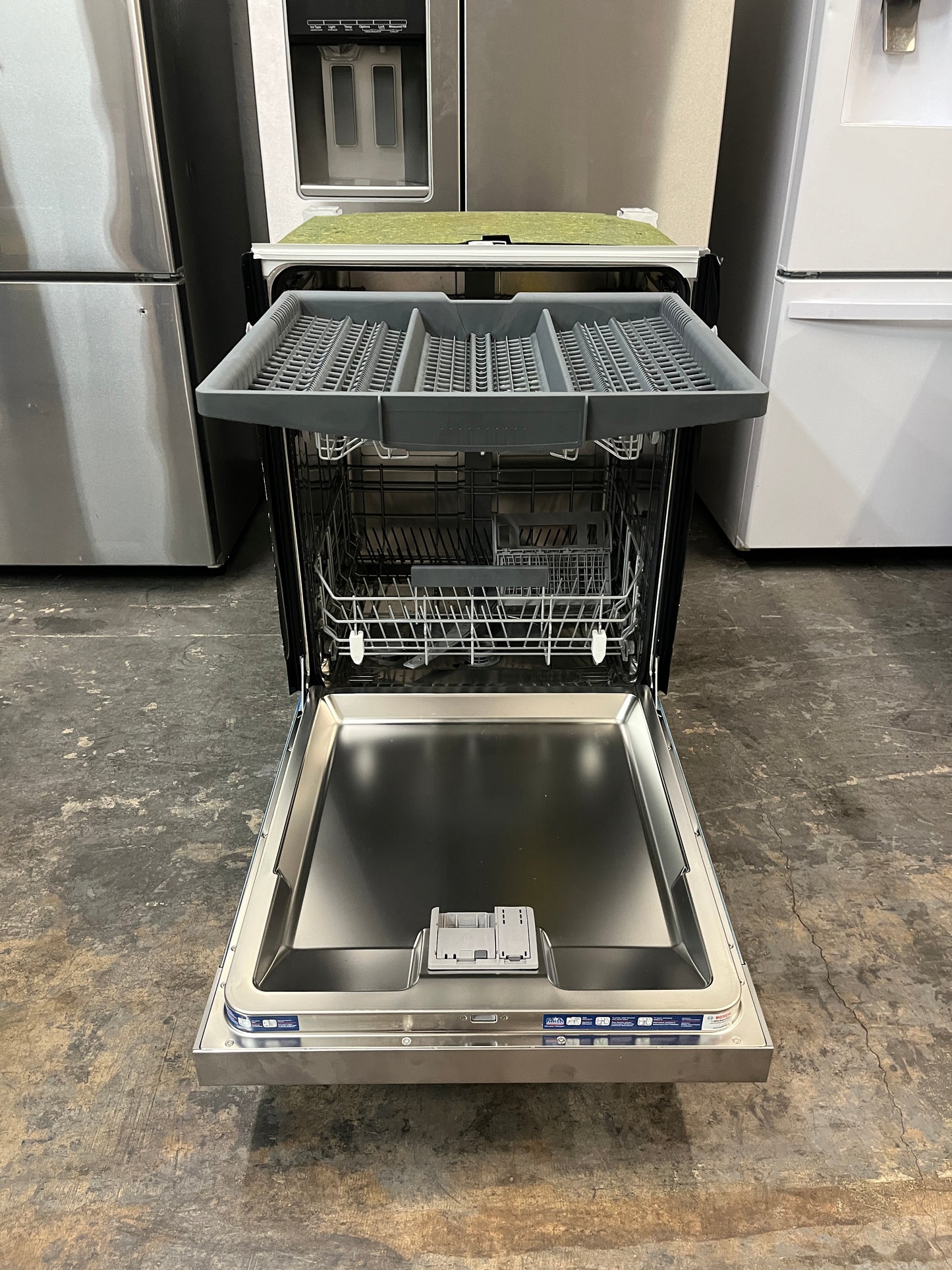 Bosch 300 Series 24” Front Control Smart Built-In Stainless Steel Tub Dishwasher with 3rd Rack , 46dBA
